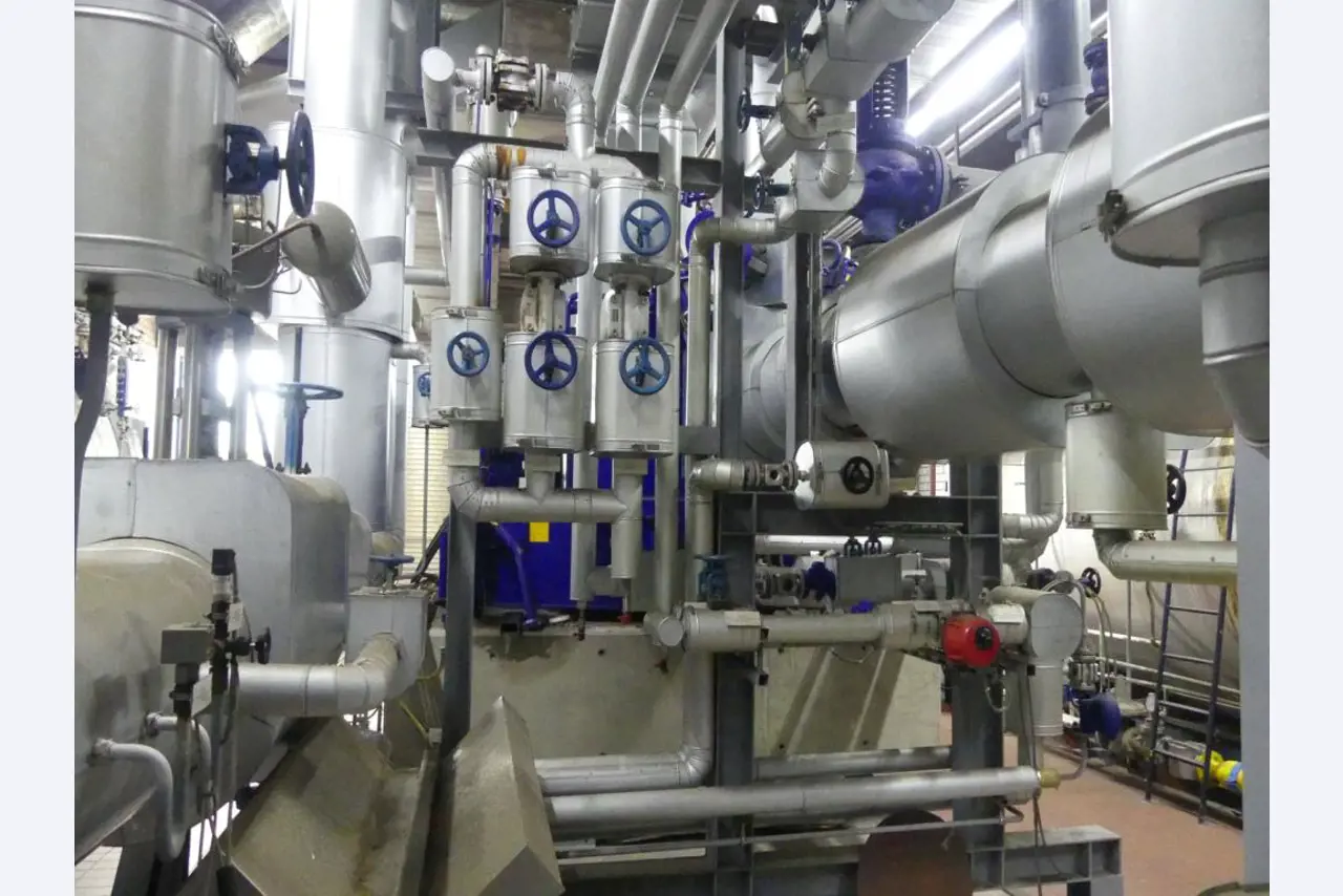 Equipement mécanique et accessoires d'une ancienne imprimerie en héliogravure-4