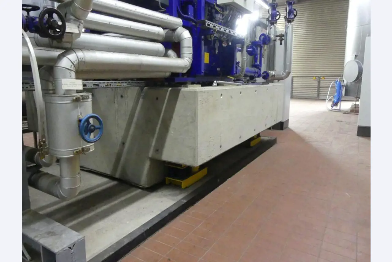 Equipement mécanique et accessoires d'une ancienne imprimerie en héliogravure-5