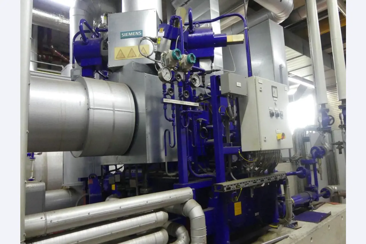 Equipement mécanique et accessoires d'une ancienne imprimerie en héliogravure-6