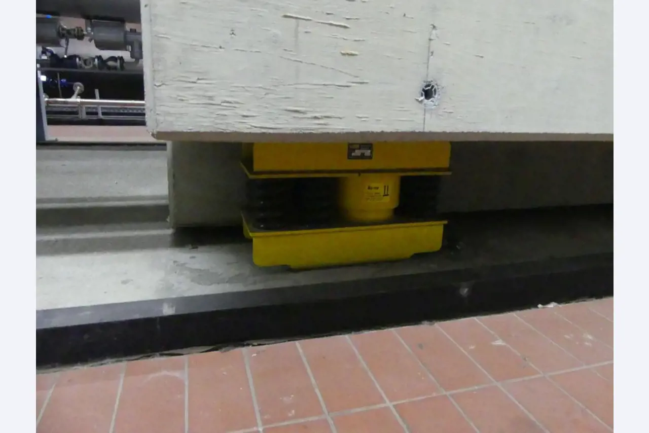 Equipement mécanique et accessoires d'une ancienne imprimerie en héliogravure-8