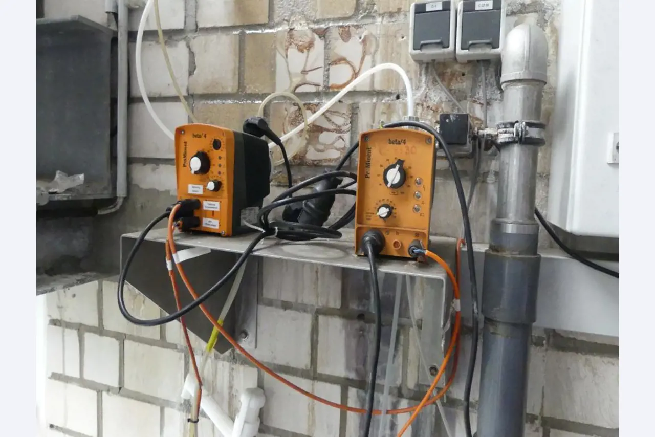 Maquinaria y accesorios de una antigua imprenta de huecograbado-9