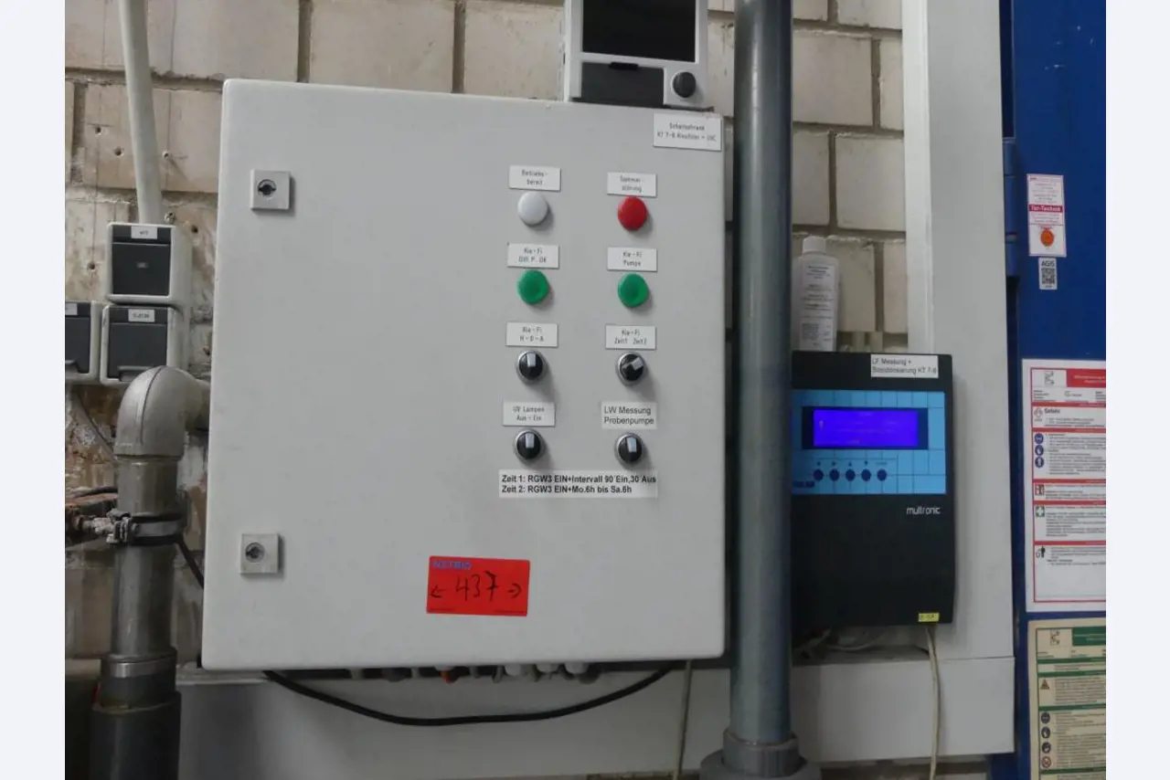 Maquinaria y accesorios de una antigua imprenta de huecograbado-10