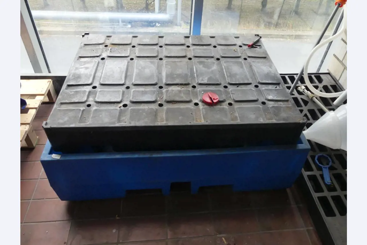 Maquinaria y accesorios de una antigua imprenta de huecograbado-11