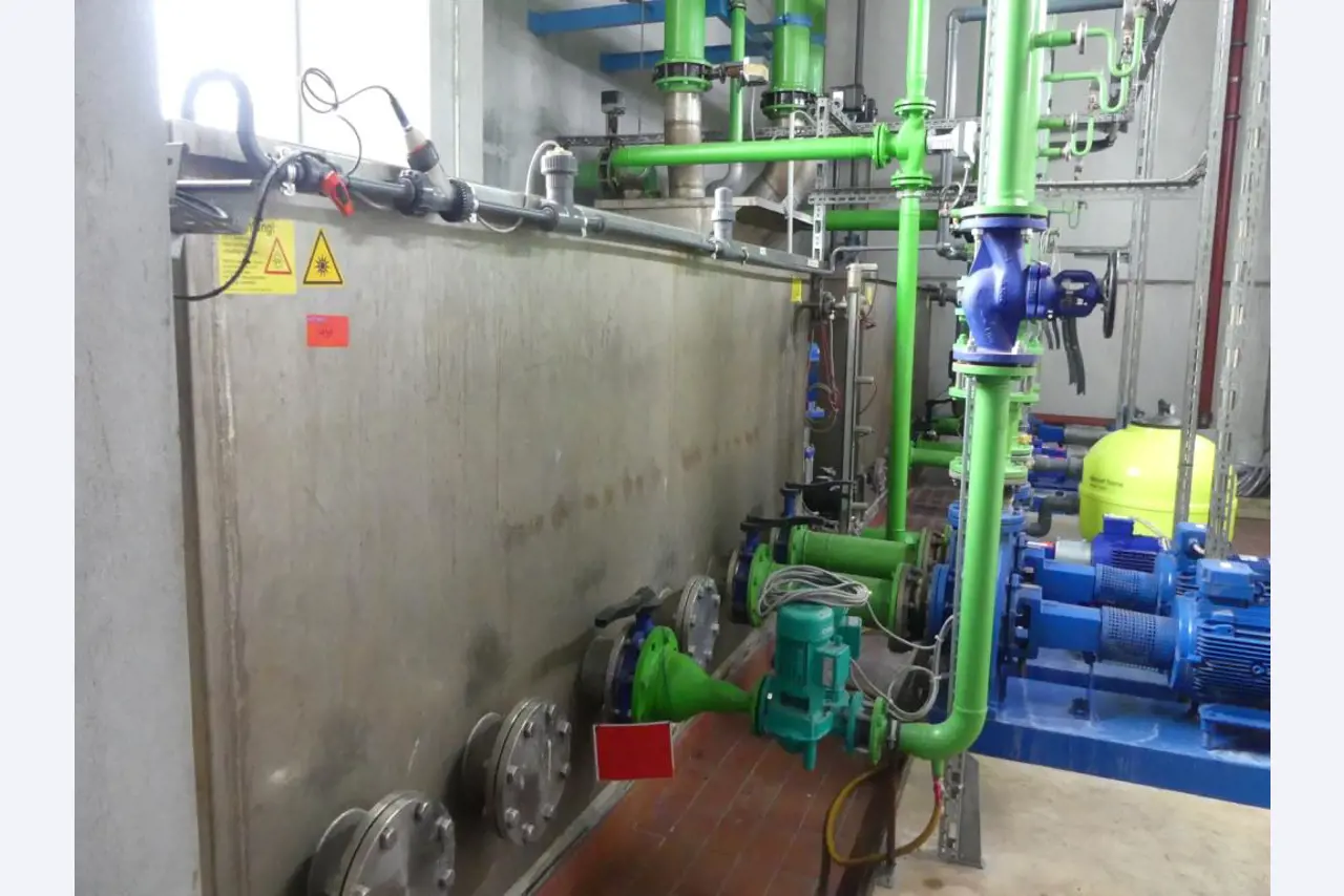 Maquinaria y accesorios de una antigua imprenta de huecograbado-1