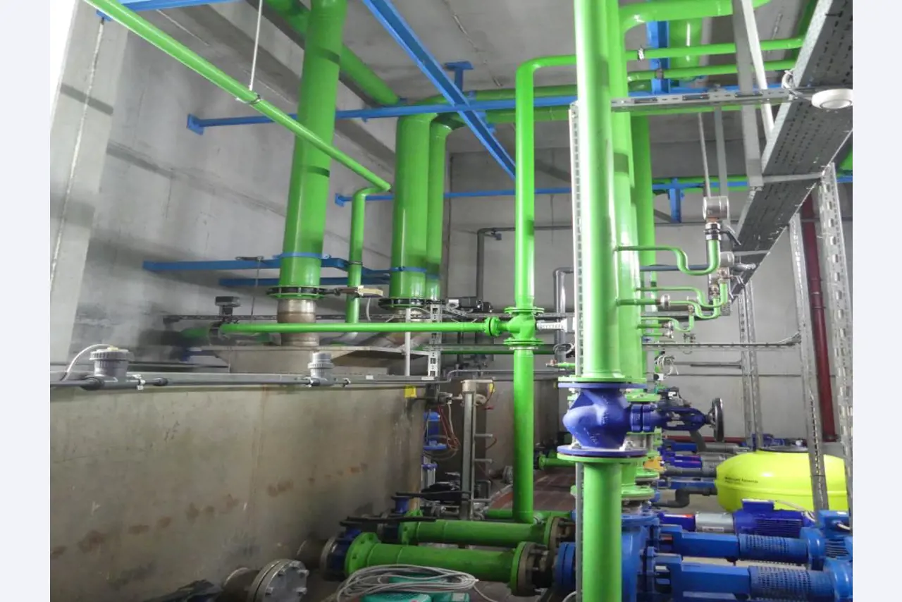 Maquinaria y accesorios de una antigua imprenta de huecograbado-2