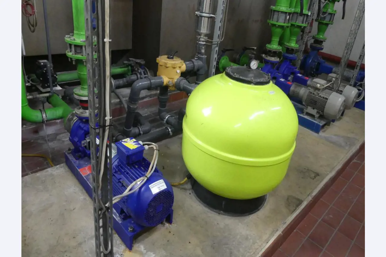 Maquinaria y accesorios de una antigua imprenta de huecograbado-4