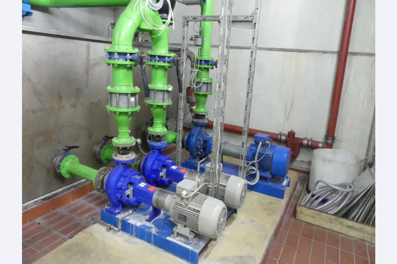 Maquinaria y accesorios de una antigua imprenta de huecograbado-5