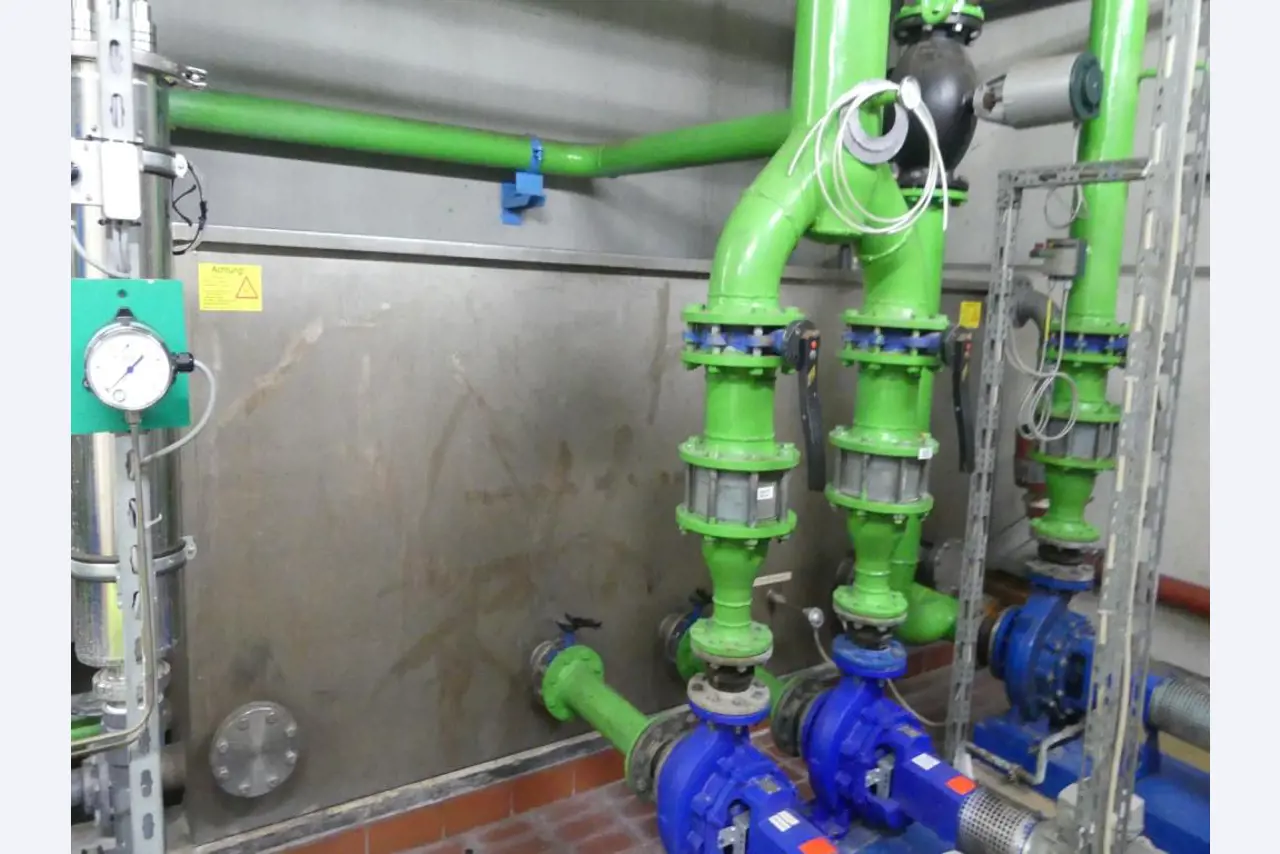 Maquinaria y accesorios de una antigua imprenta de huecograbado-6