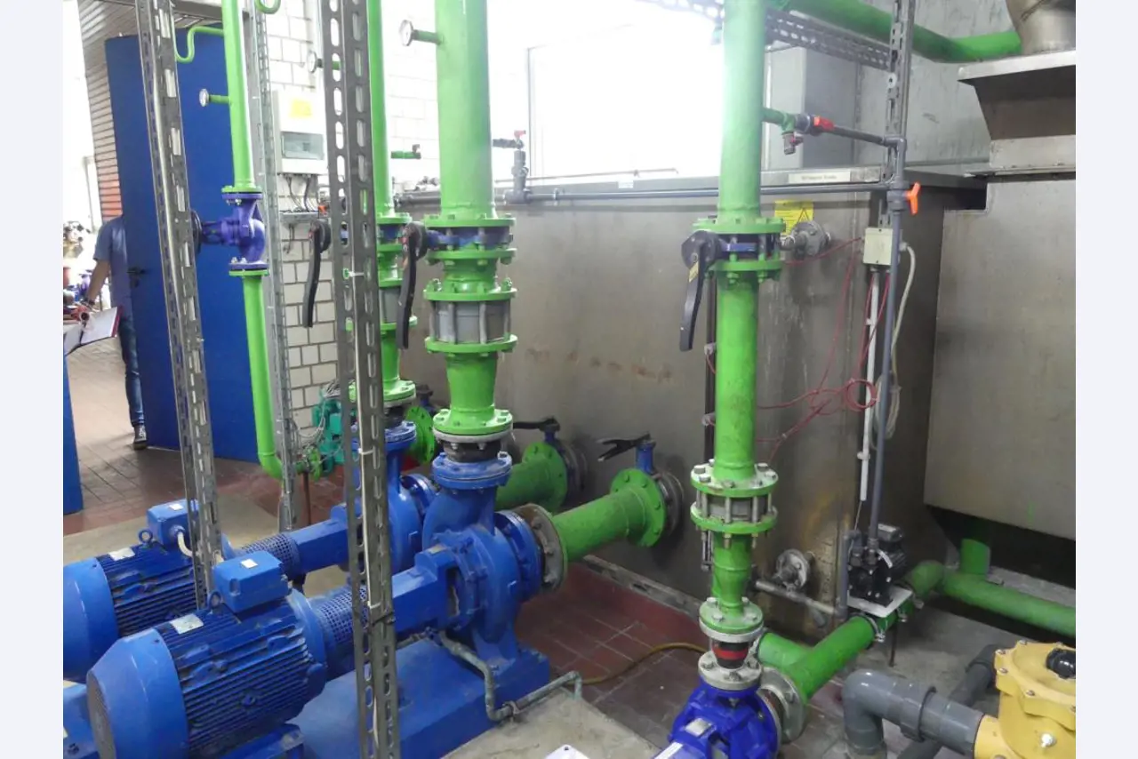 Maquinaria y accesorios de una antigua imprenta de huecograbado-8