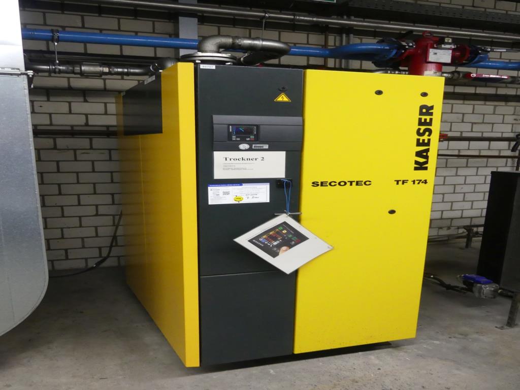 Maquinaria y accesorios de una antigua imprenta de huecograbado-9