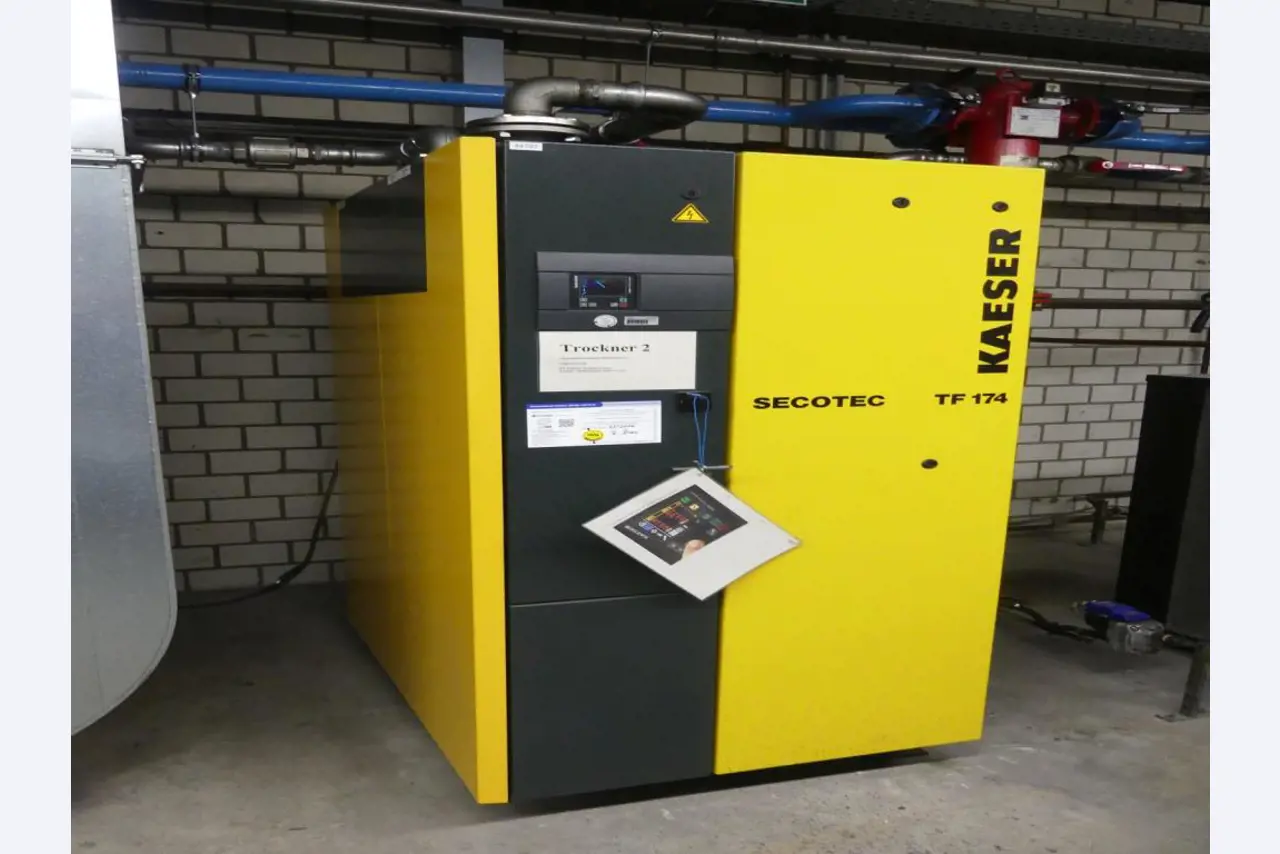 Equipement mécanique et accessoires d'une ancienne imprimerie en héliogravure-9