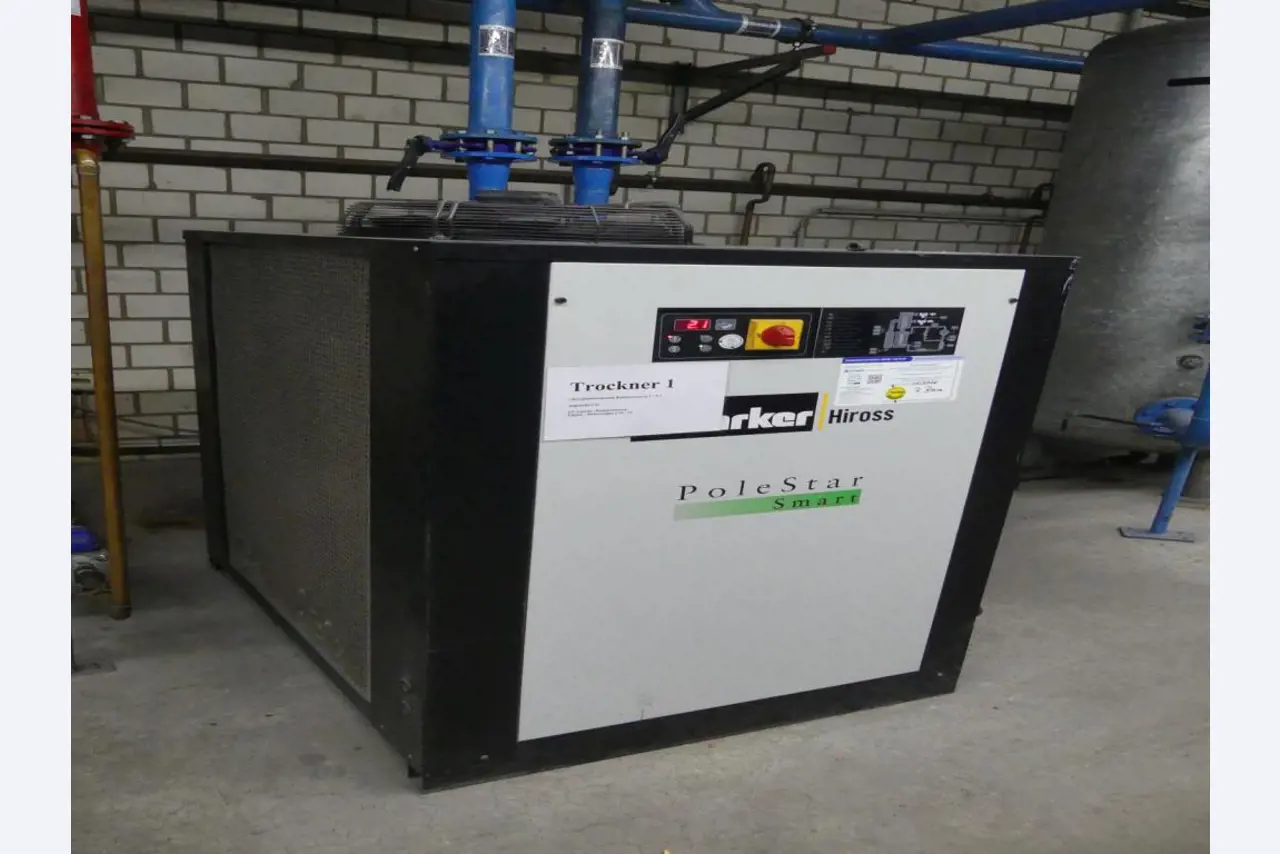 Equipement mécanique et accessoires d'une ancienne imprimerie en héliogravure-10