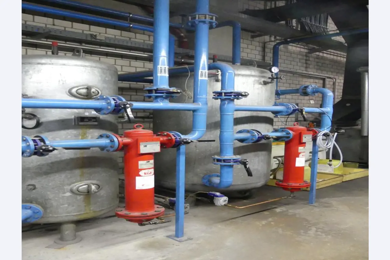 Equipement mécanique et accessoires d'une ancienne imprimerie en héliogravure-11