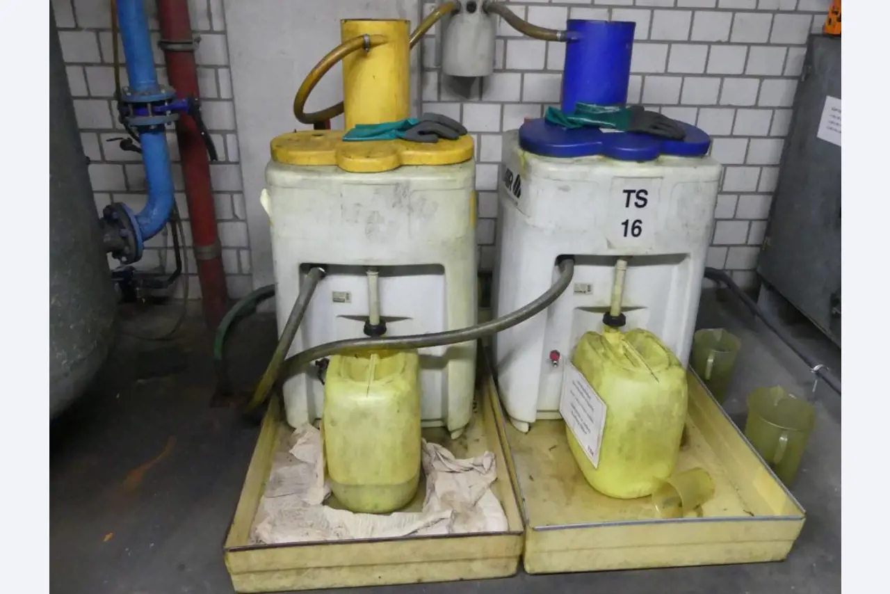 Equipement mécanique et accessoires d'une ancienne imprimerie en héliogravure-12