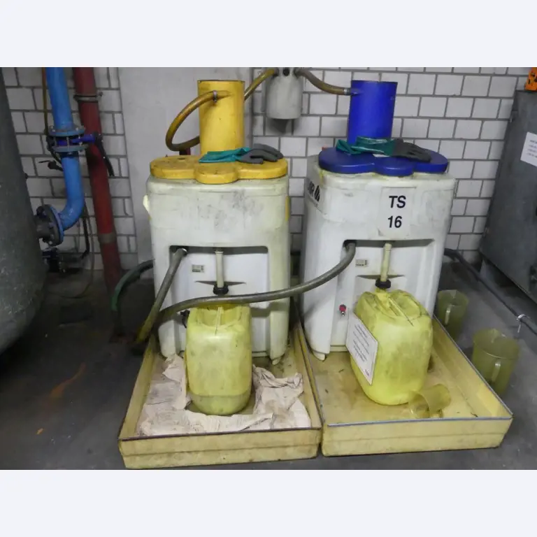 Equipement mécanique et accessoires d'une ancienne imprimerie en héliogravure-12