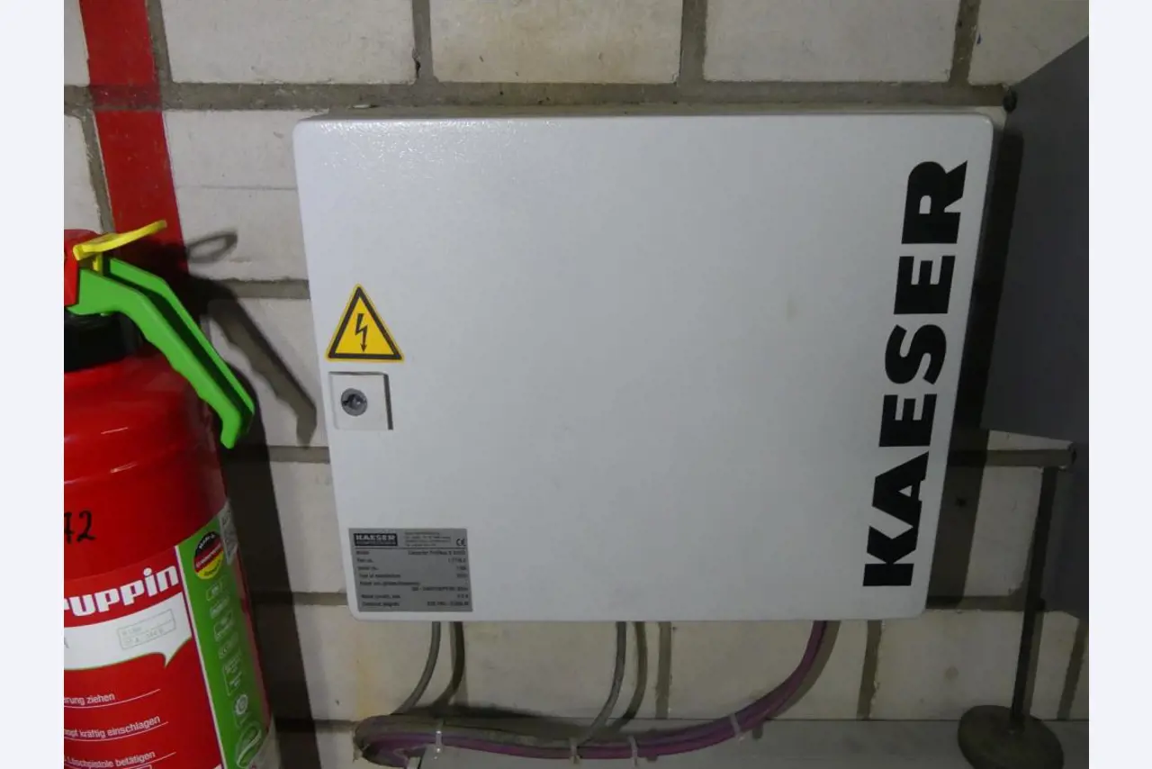 Equipement mécanique et accessoires d'une ancienne imprimerie en héliogravure-3