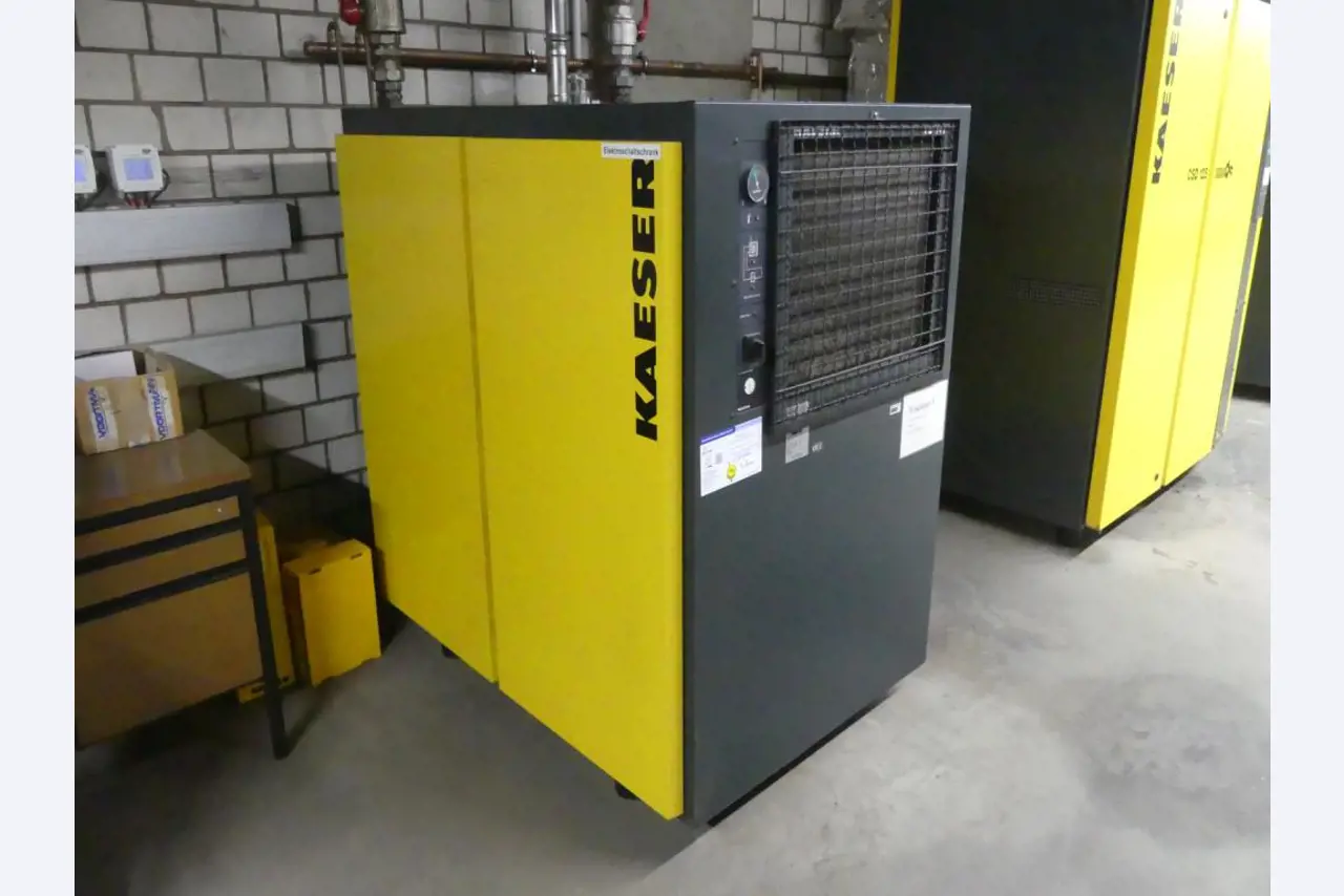 Equipement mécanique et accessoires d'une ancienne imprimerie en héliogravure-4