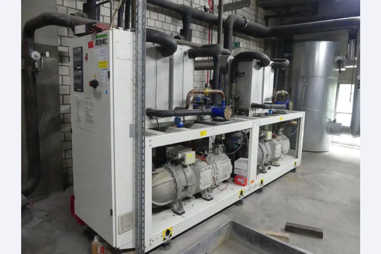 Stroje a příslušenství z bývalé hlubotiskové tiskárny-1