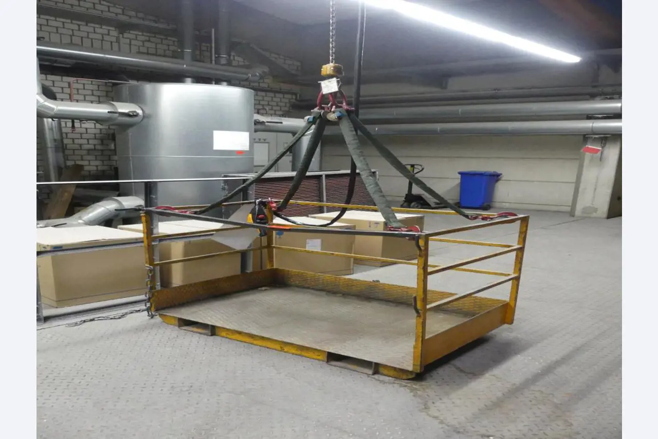 Maquinaria y accesorios de una antigua imprenta de huecograbado-1