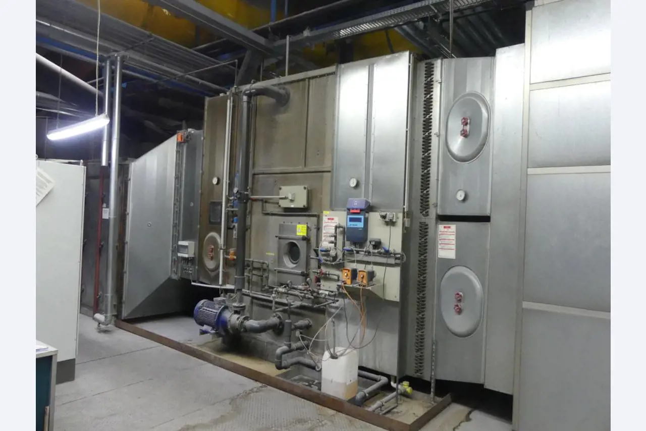 Equipement mécanique et accessoires d'une ancienne imprimerie en héliogravure-2