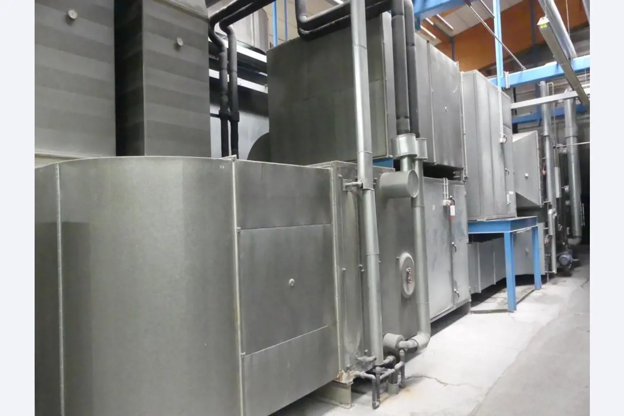 Equipement mécanique et accessoires d'une ancienne imprimerie en héliogravure-1