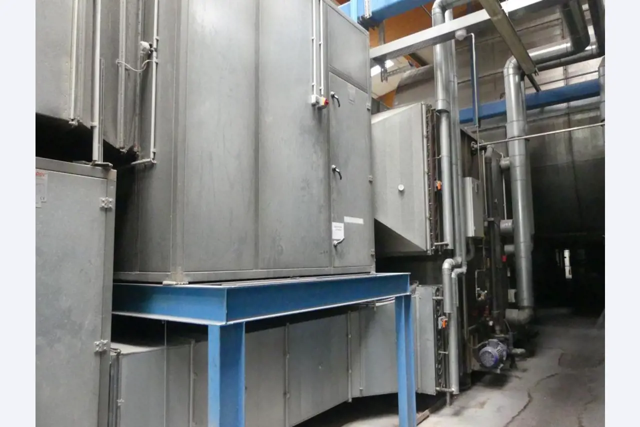 Equipement mécanique et accessoires d'une ancienne imprimerie en héliogravure-4