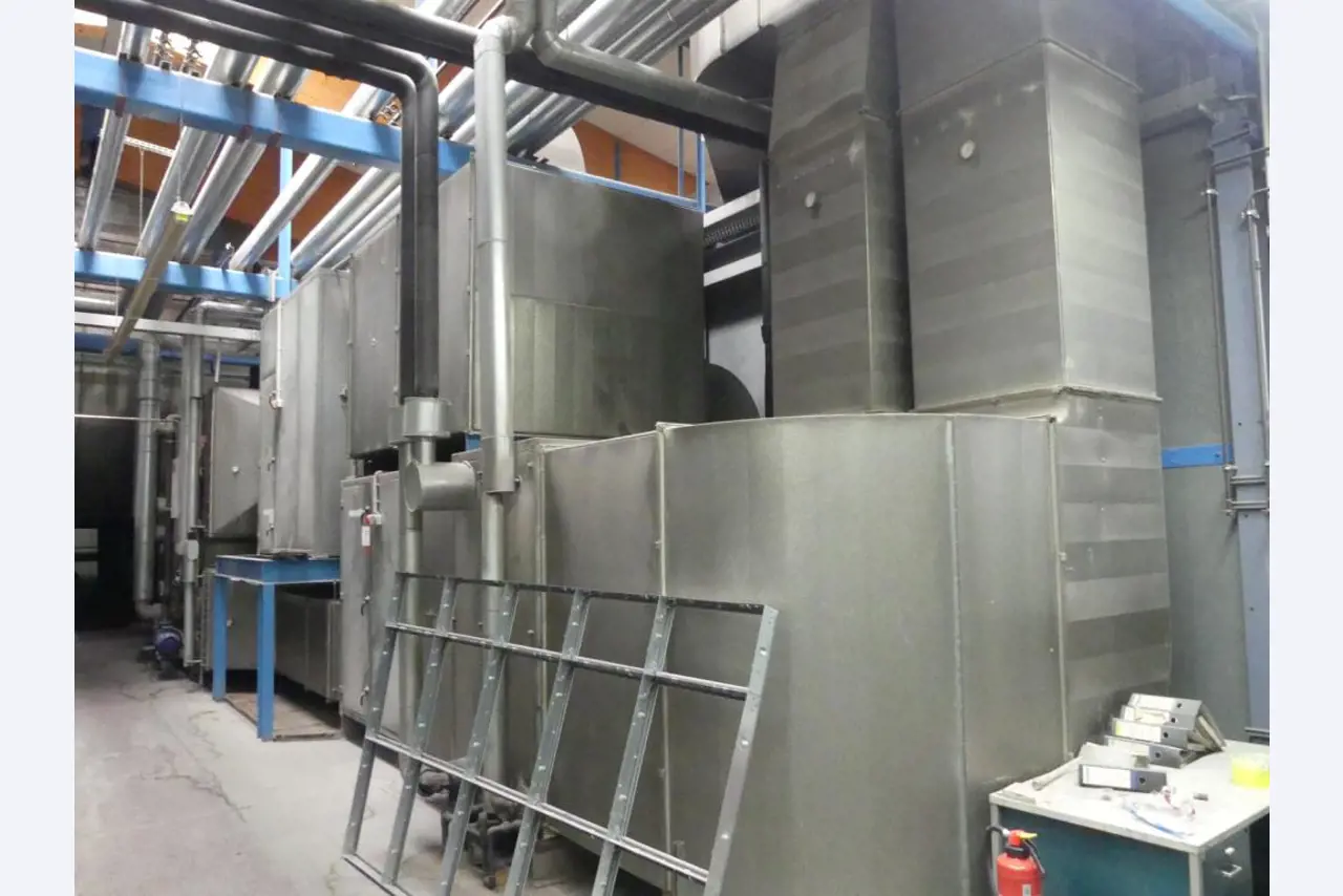 Equipement mécanique et accessoires d'une ancienne imprimerie en héliogravure-1