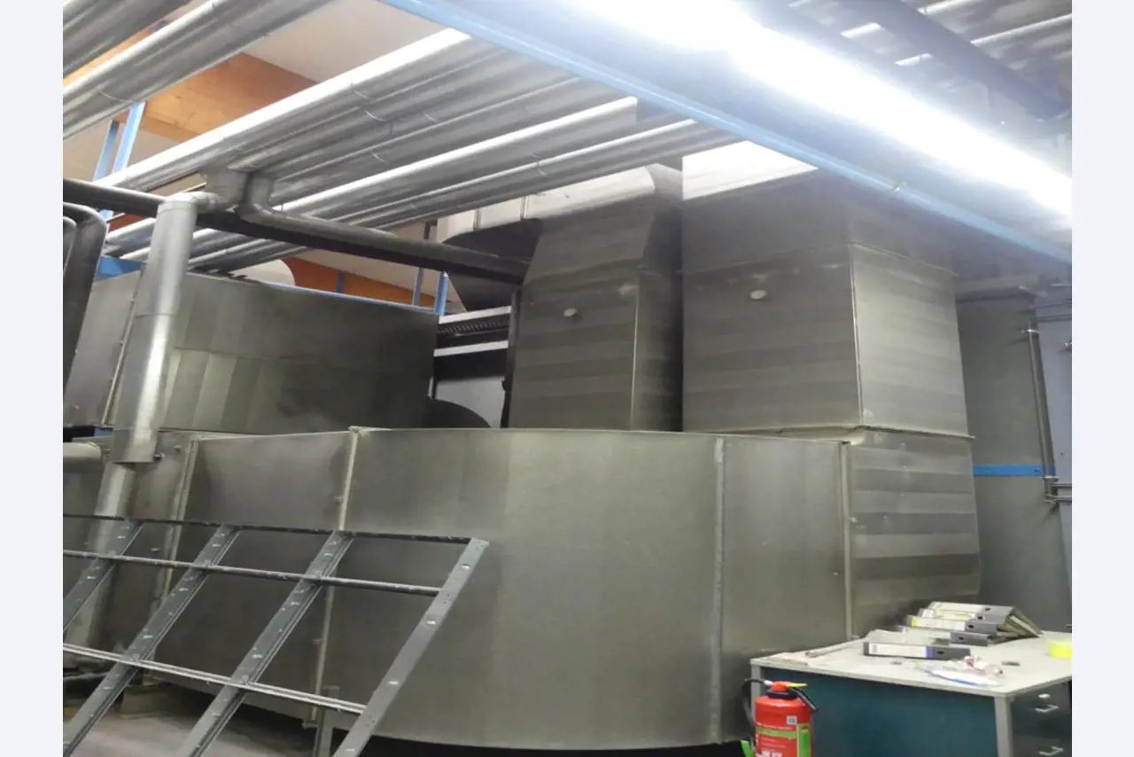 Equipement mécanique et accessoires d'une ancienne imprimerie en héliogravure-4