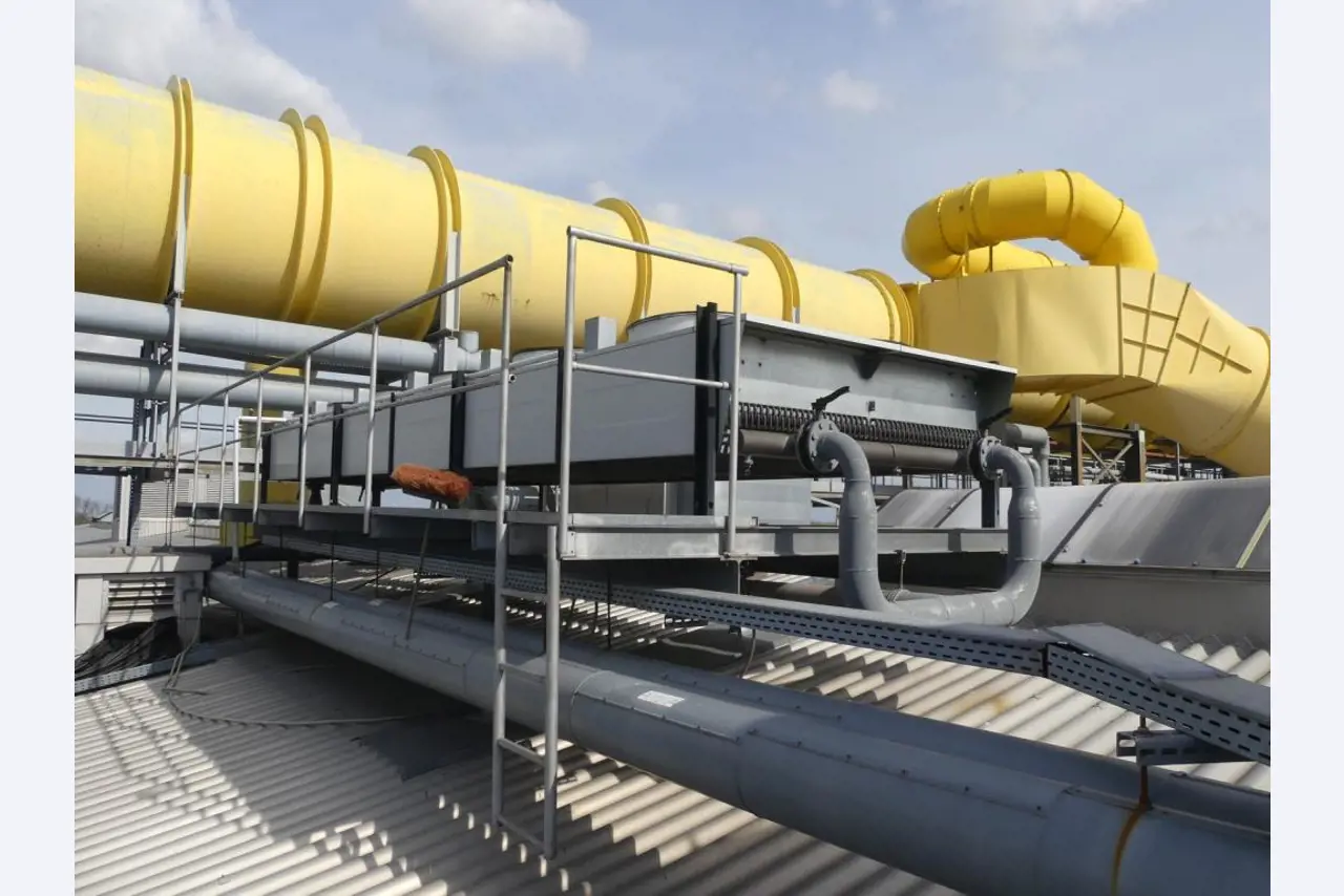 Equipement mécanique et accessoires d'une ancienne imprimerie en héliogravure-10