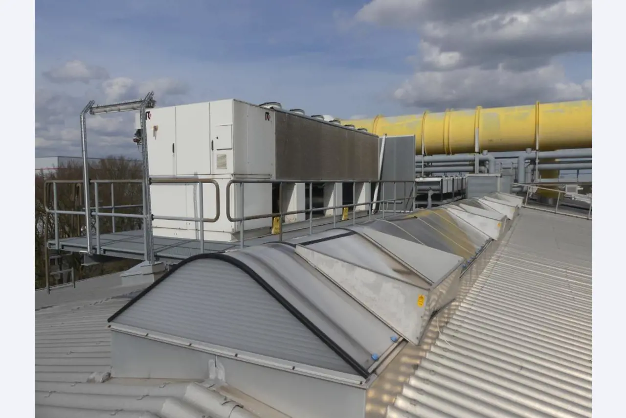 Equipement mécanique et accessoires d'une ancienne imprimerie en héliogravure-1