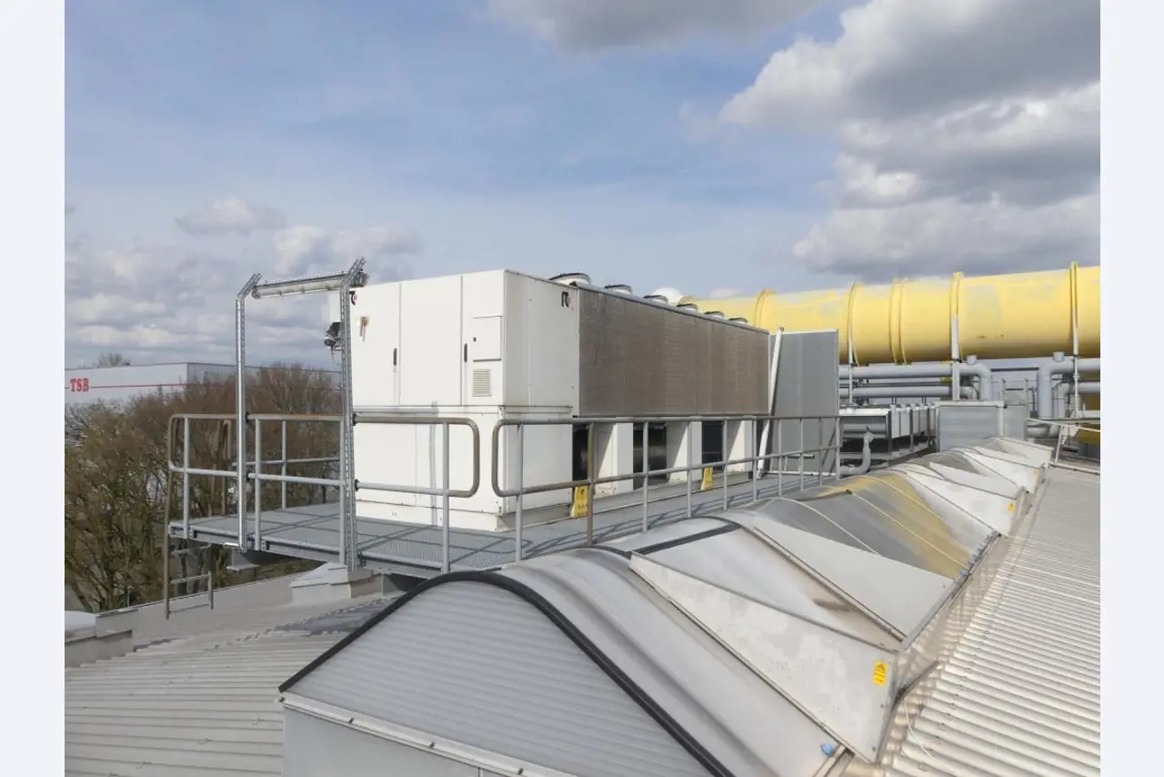 Equipement mécanique et accessoires d'une ancienne imprimerie en héliogravure-2