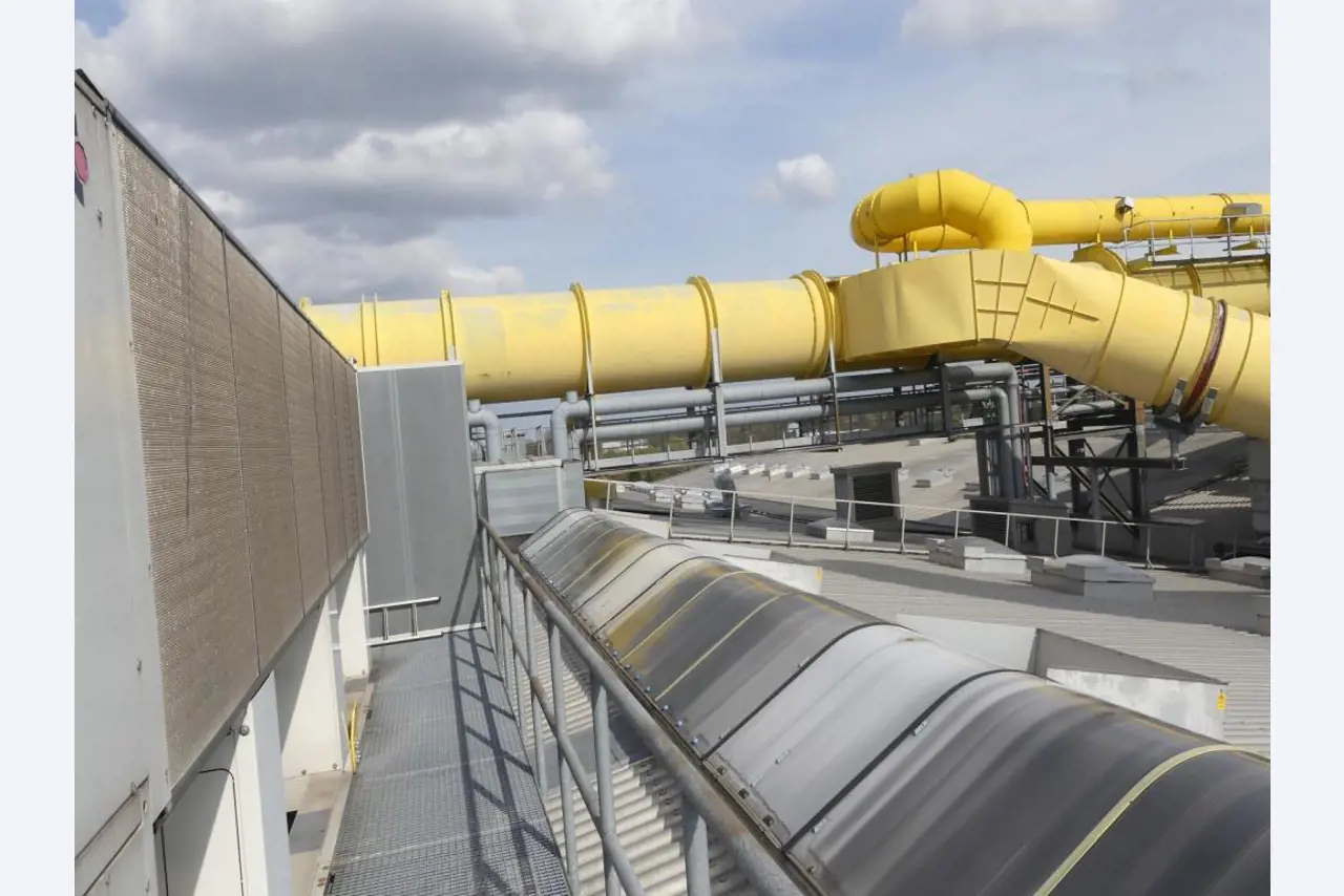 Equipement mécanique et accessoires d'une ancienne imprimerie en héliogravure-3