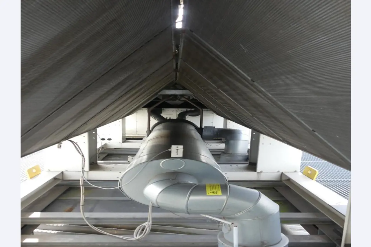 Equipement mécanique et accessoires d'une ancienne imprimerie en héliogravure-7