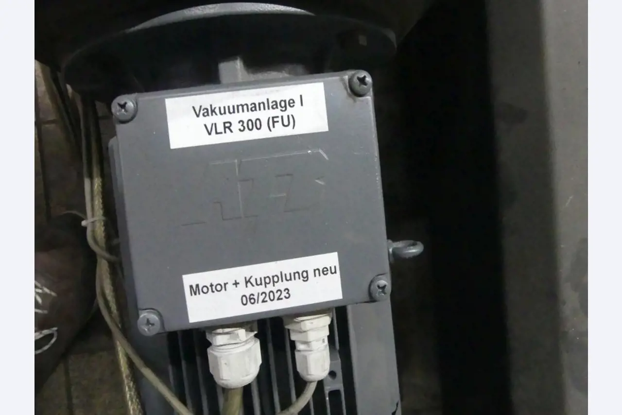 Equipement mécanique et accessoires d'une ancienne imprimerie en héliogravure-10