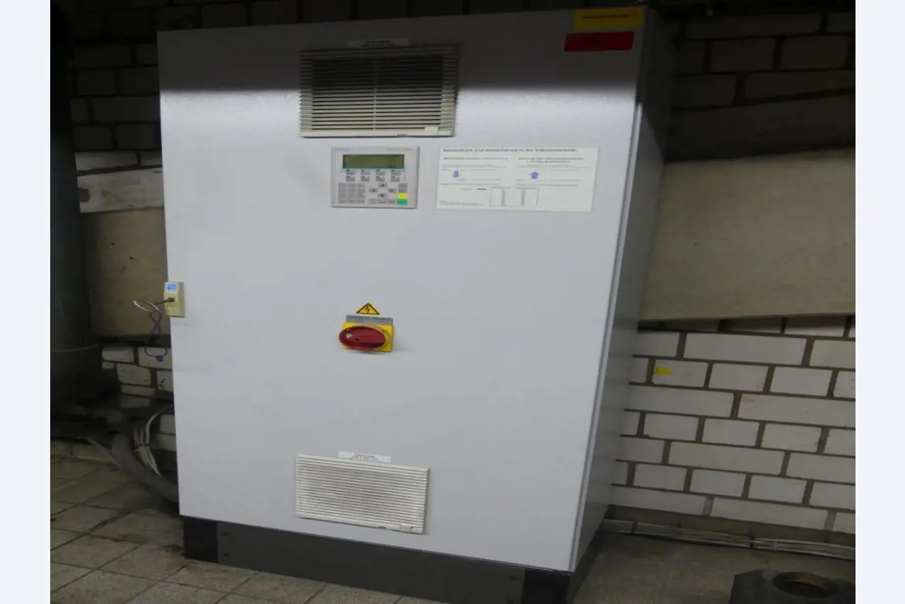 Equipement mécanique et accessoires d'une ancienne imprimerie en héliogravure-12