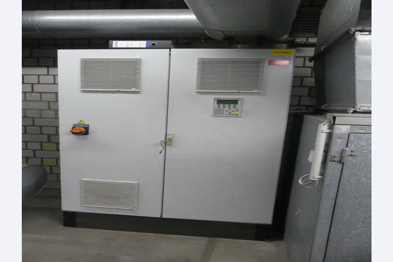 Equipement mécanique et accessoires d'une ancienne imprimerie en héliogravure-13