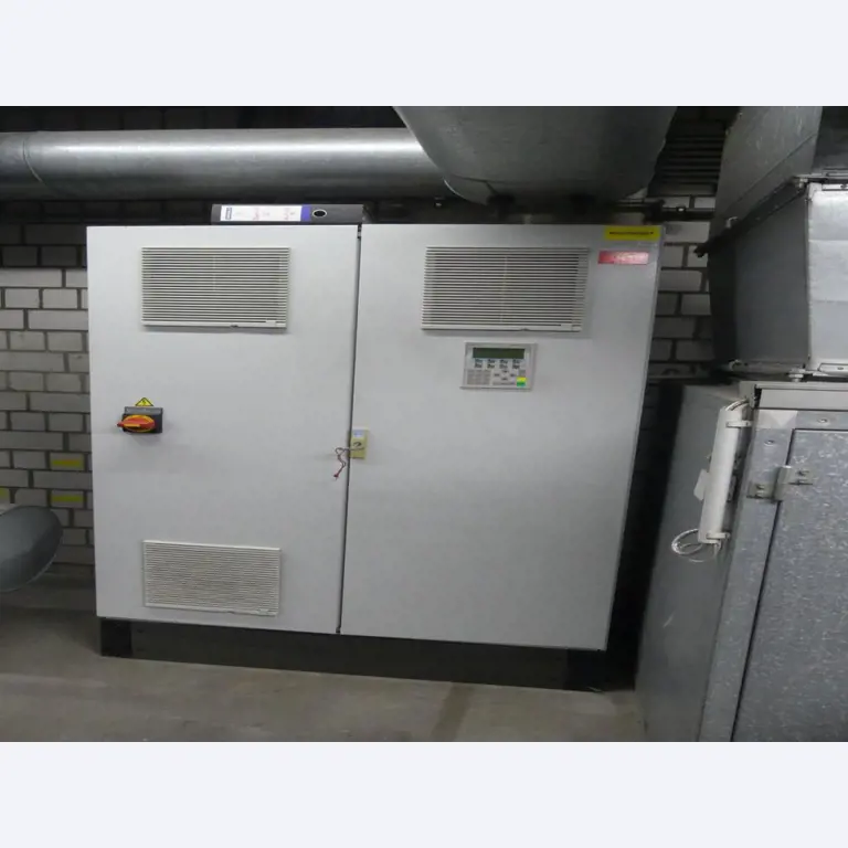 Equipement mécanique et accessoires d'une ancienne imprimerie en héliogravure-13