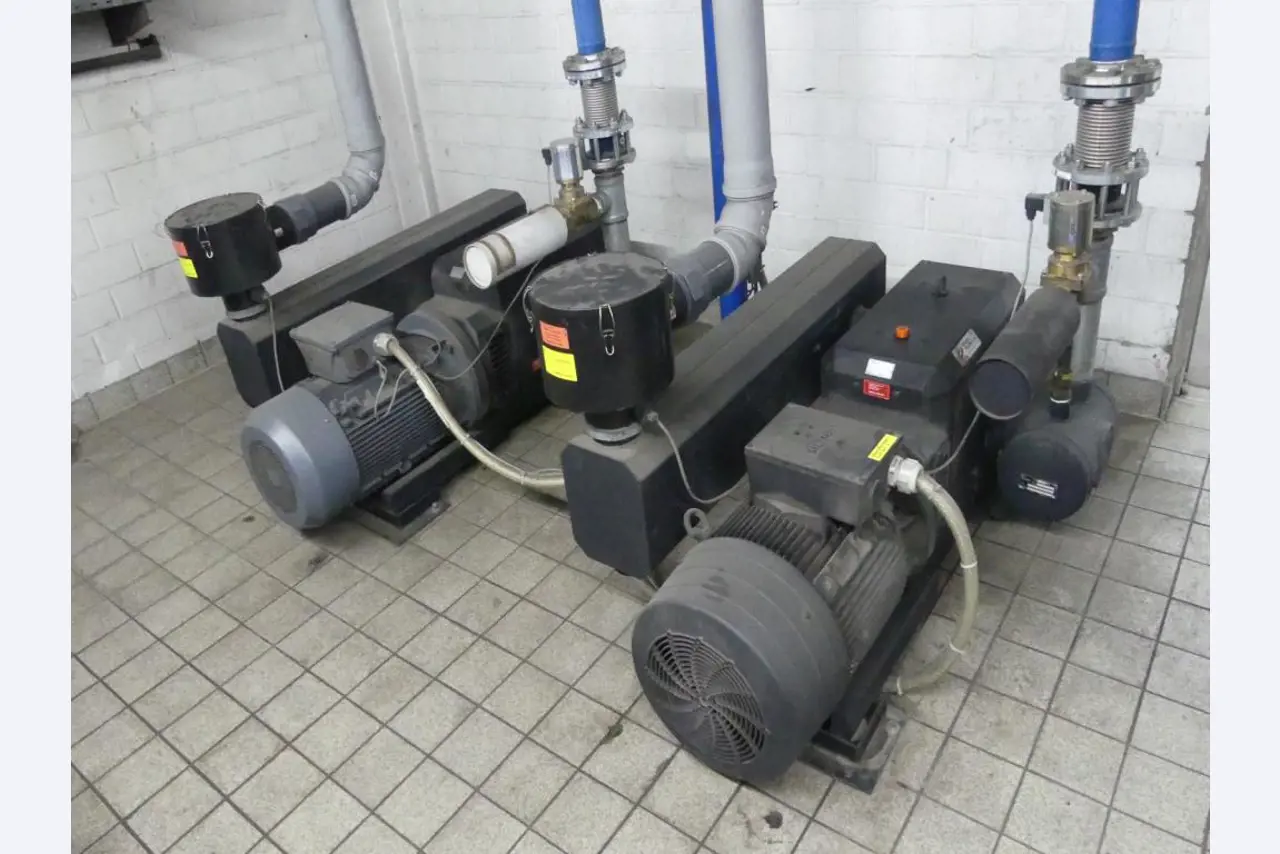 Equipement mécanique et accessoires d'une ancienne imprimerie en héliogravure-1