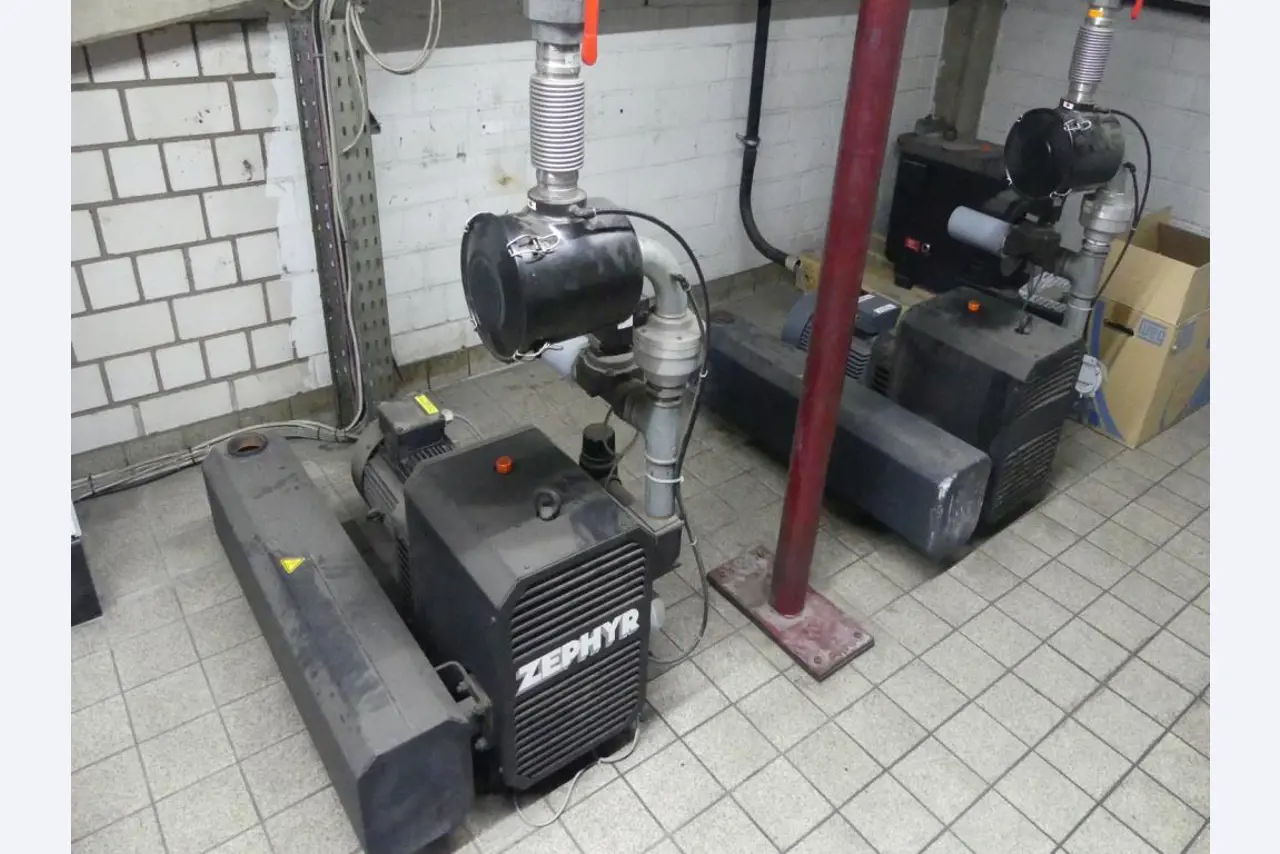 Equipement mécanique et accessoires d'une ancienne imprimerie en héliogravure-2