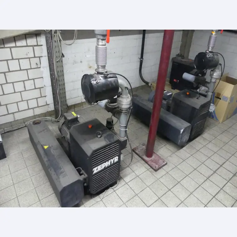 Equipement mécanique et accessoires d'une ancienne imprimerie en héliogravure-2