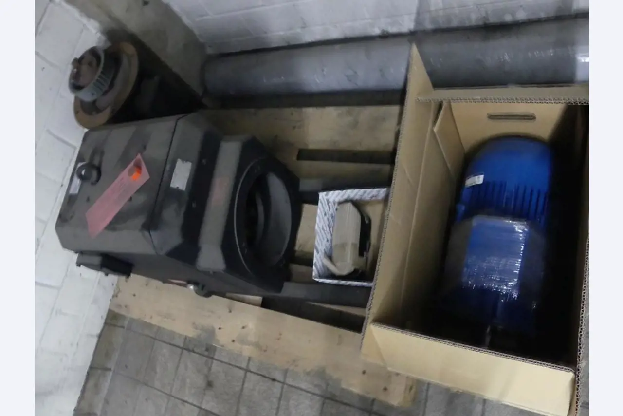 Equipement mécanique et accessoires d'une ancienne imprimerie en héliogravure-3