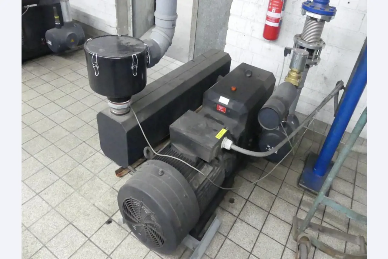 Equipement mécanique et accessoires d'une ancienne imprimerie en héliogravure-4