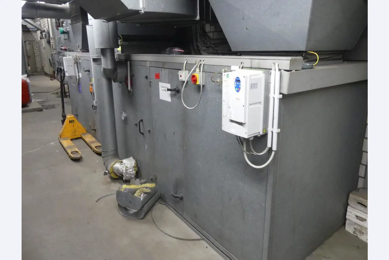 Equipement mécanique et accessoires d'une ancienne imprimerie en héliogravure-1