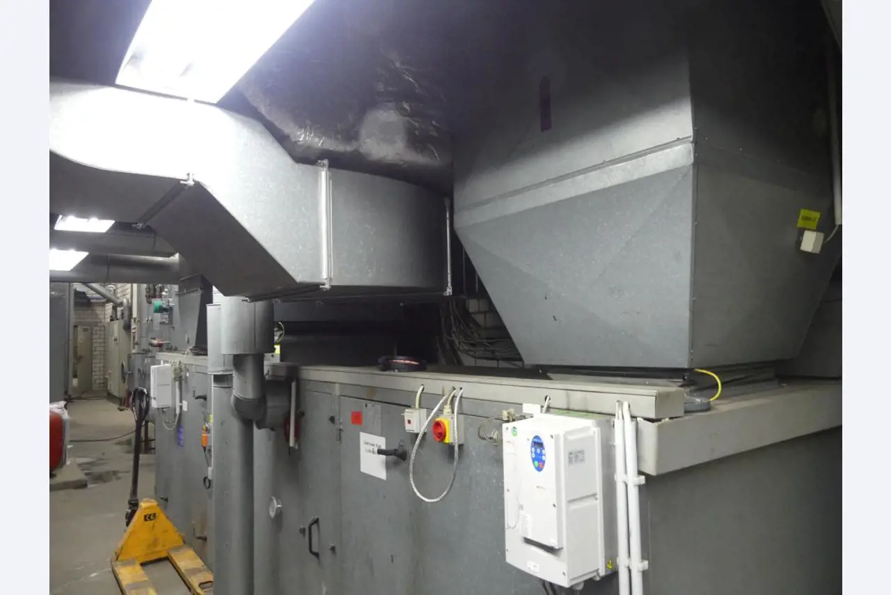 Equipement mécanique et accessoires d'une ancienne imprimerie en héliogravure-2