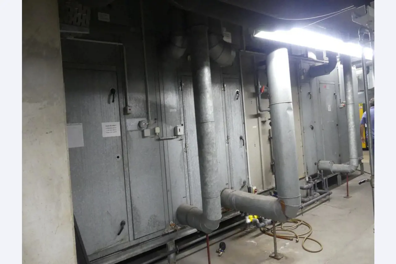 Equipement mécanique et accessoires d'une ancienne imprimerie en héliogravure-6