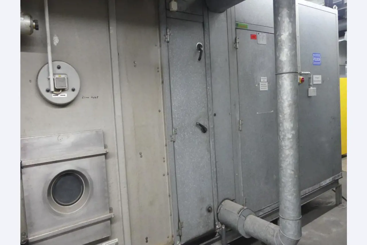 Equipement mécanique et accessoires d'une ancienne imprimerie en héliogravure-8