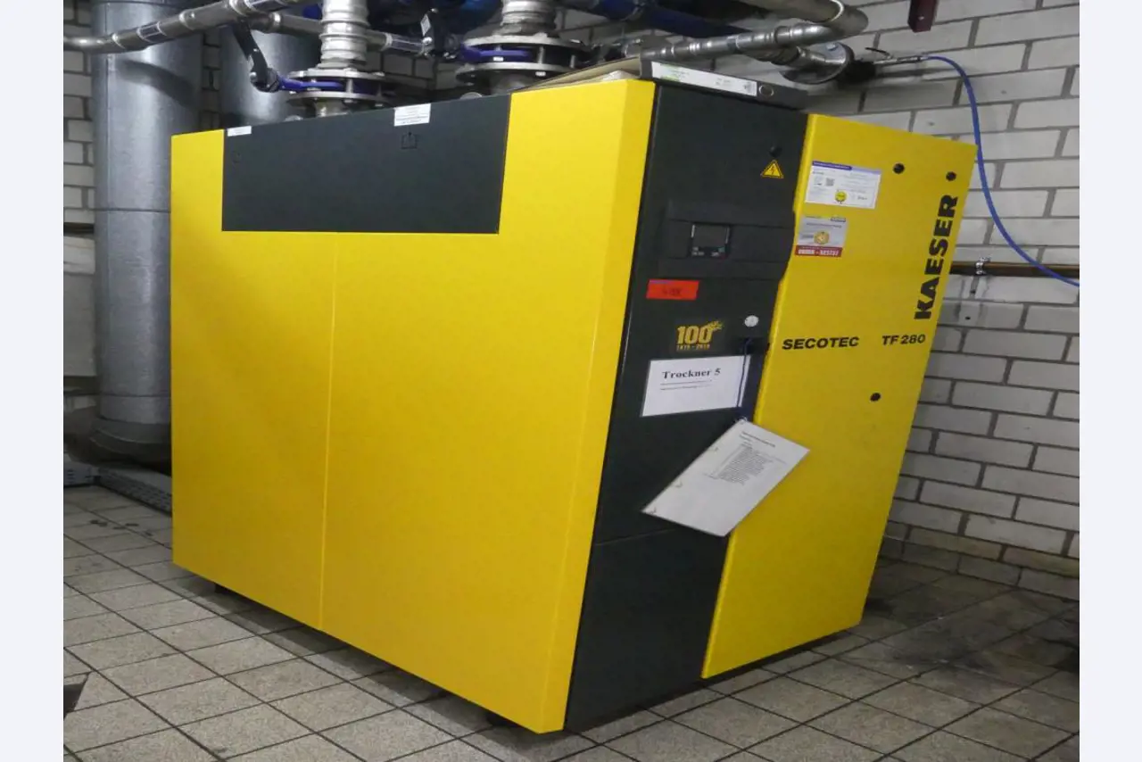 Equipement mécanique et accessoires d'une ancienne imprimerie en héliogravure-9