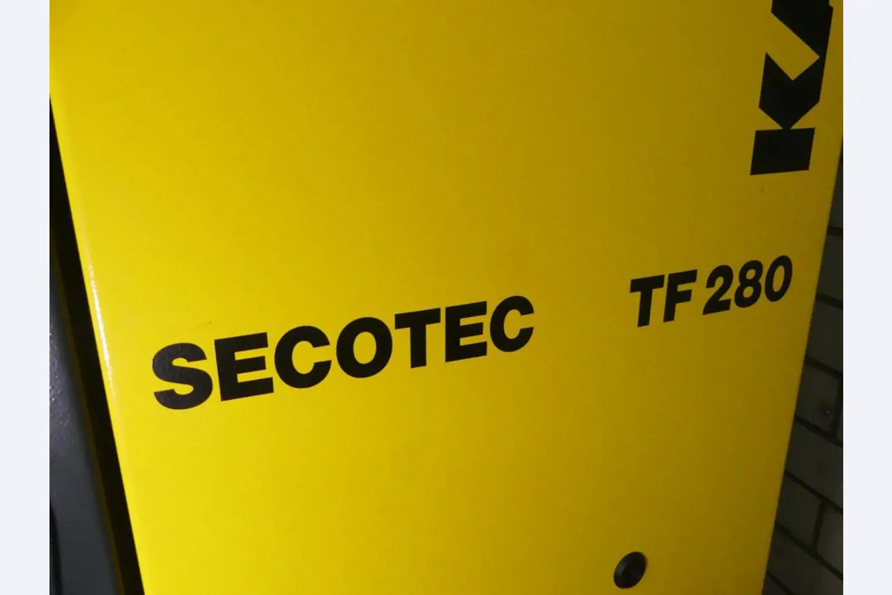 Equipement mécanique et accessoires d'une ancienne imprimerie en héliogravure-10