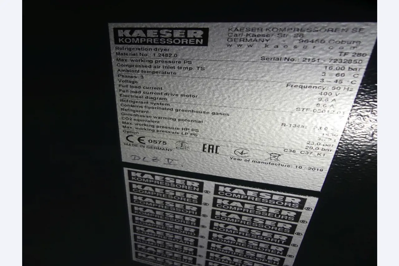 Equipement mécanique et accessoires d'une ancienne imprimerie en héliogravure-11