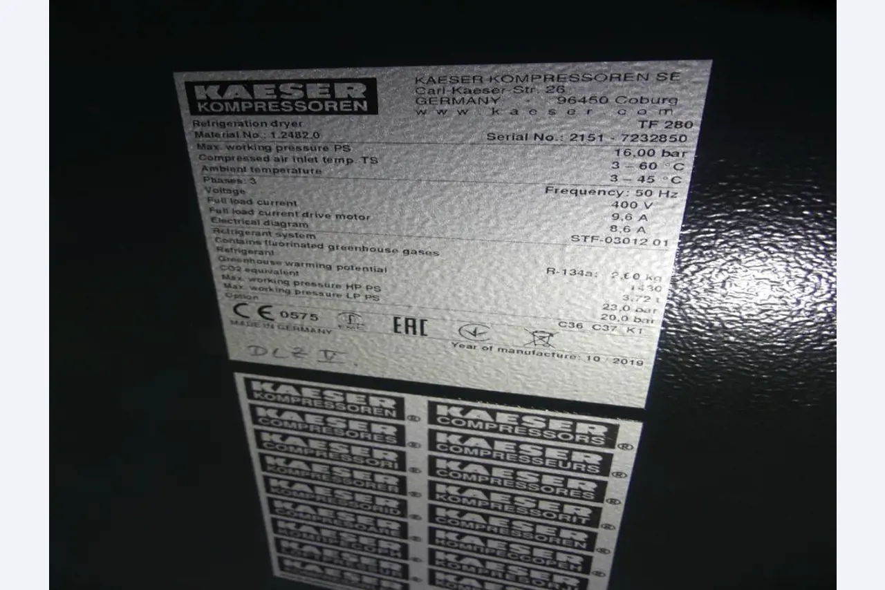 Equipement mécanique et accessoires d'une ancienne imprimerie en héliogravure-12